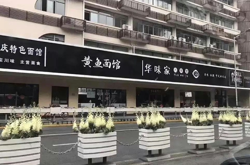 走在街上，察覺(jué)商店招牌千篇一律，統(tǒng)一式店鋪廣告牌有須要嗎？2
