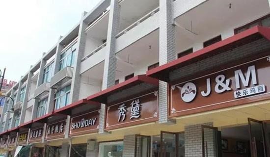 走在街上，發(fā)現(xiàn)商店標(biāo)牌如法泡制，統(tǒng)一式商鋪招牌有必要嗎？4