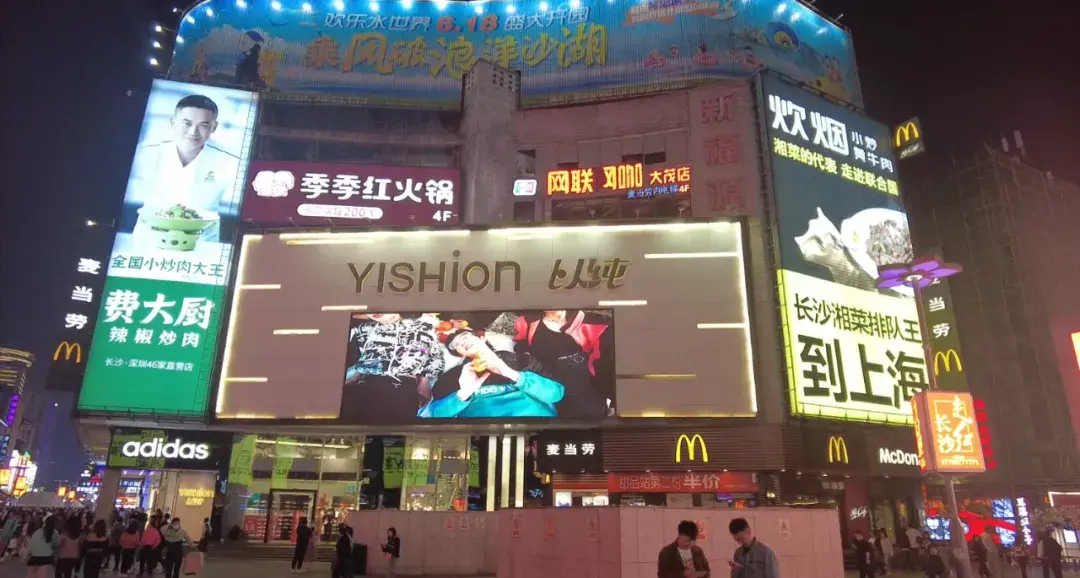 走訪長沙、重慶等地后，我總結出一套廣告牌發(fā)光字“吸金術”