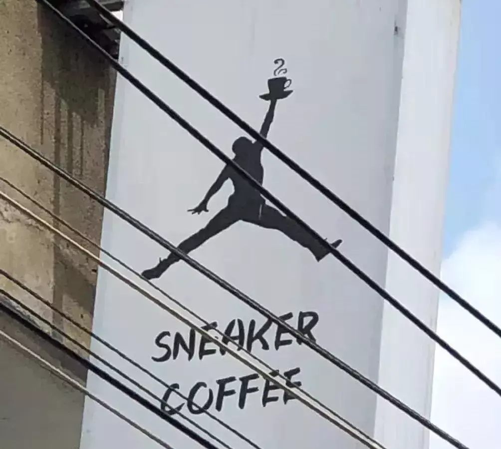中國路邊的跨街廣告牌，我能笑一年4