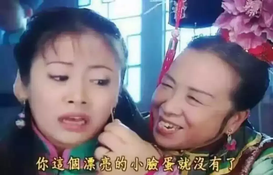 中國路邊的跨街廣告牌，我能笑一年8