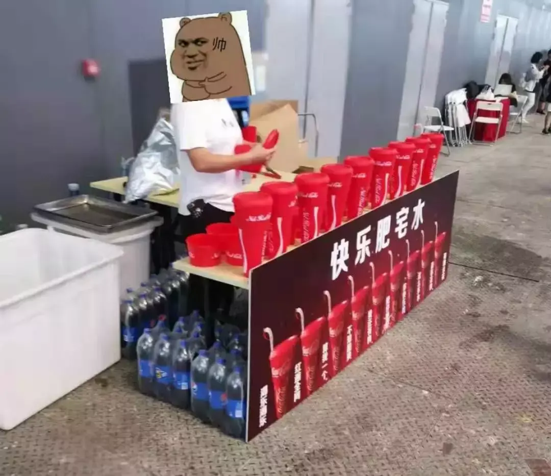 中國路邊的跨街廣告牌，我能笑一年27