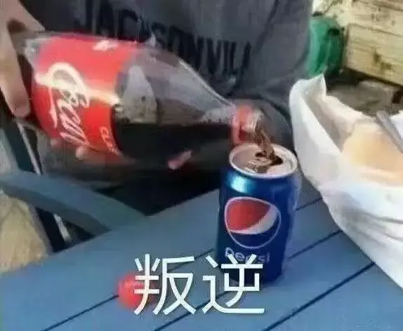 中國路邊的跨街廣告牌，我能笑一年28