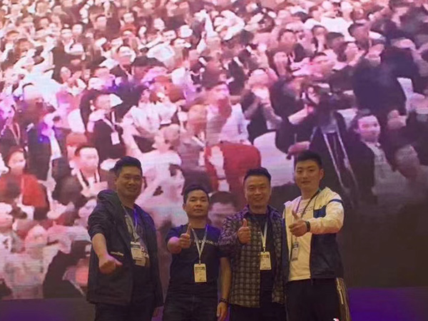 授人魚不如授人以漁！鑫麗華廣告家人們一起好好學(xué)習(xí)，天天向上！