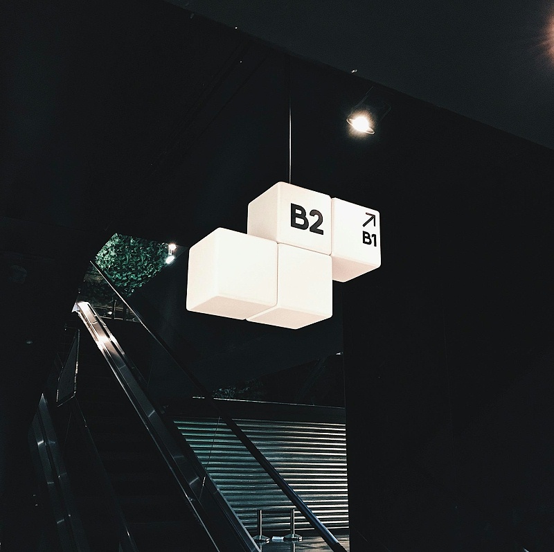 這一個(gè)商場(chǎng)標(biāo)志牌大伙都會(huì)多看兩眼